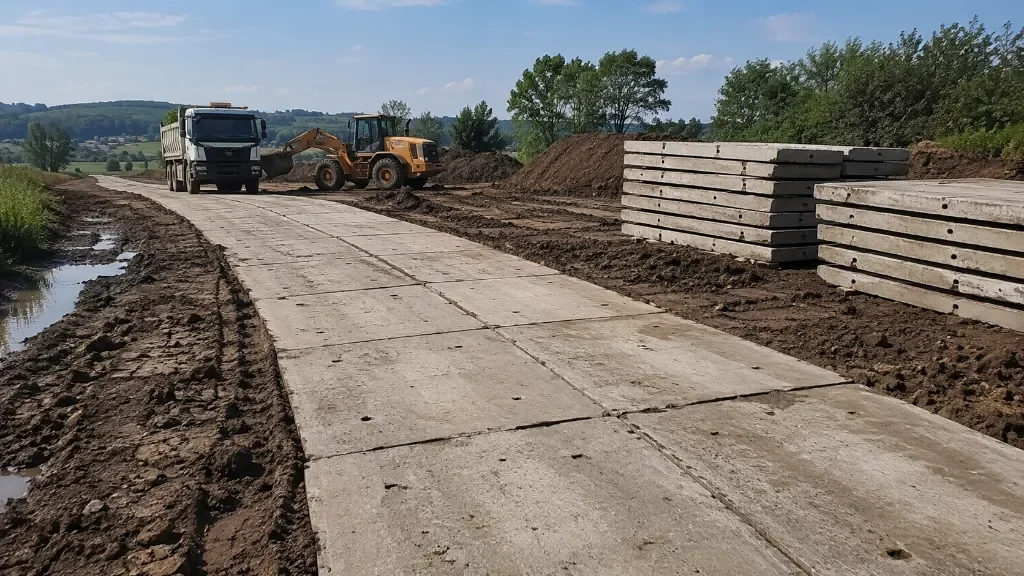 droga z płyt betonowych